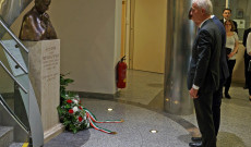 Perényi János nagykövet és Gulyás Gergely, az országgyűlés alelnöke koszorúz Perényi János nagykövet és Gulyás Gergely, az országgyűlés alelnöke koszorúz