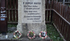 A 2005 őszén állított és 2016. október 22-én megkoszorúzott Rupert Mayer-emlékmű Kosteleken