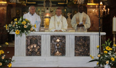 Az ausztriai több nemzetiségű csoport két pap tagja (bal oldalon Vencser László, jobb oldalon Nnebedum Chigozie nigériai lelkész) a nagyváradi székesegyházban Böcskei László püspökkel