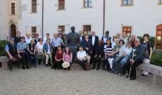 Az ausztriai csoport a gyulafehérvári érsekség udvarán, Márton Áron szobra mellett