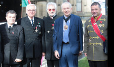 A Vitézi Rend néhány oszlopos tagja Eddie Newman, Manchester alpolgármestere társaságában (balról jobbra: dr. Rákóczy György, Lósy Szabolcs, Bartos Gábor, Eddie Newman, Horváth Balázs)