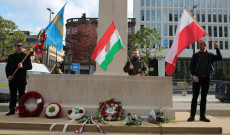 Az Ismeretlen katona emlékműve a koszorúzást követően magyar, székely és lengyel zászlóval