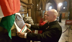 Nemzeti színű szalag és koszorú kerül az emlékműre