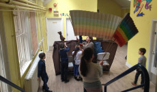 Chester, Tanoda, március 15., bábozás