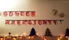 Boldog karácsonyt felirat az iskola tanulóitól