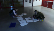 Előző este felkerültek a kiállítás képei a falakra... Előkészületek