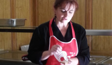 Mézeskalács díszítés Enikővel, az egyesület vezetőjével