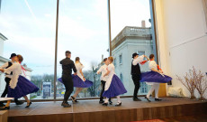 A nagycserkészek szovátit táncolnak.