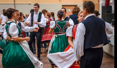 A felnőtt csoport mezőségi táncokat adott elő