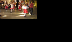 A főhős muzsikál. Táncoló seregélyek