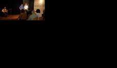 A közönség előtt.