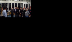 A közönség köszönti a művészeket.