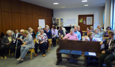 A várakozó közönség