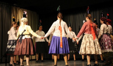 Csöbörcsök Táncegyüttes: Somogyi táncok - Fotó: Szabó Janka Csöbörcsök Táncegyüttes: Somogyi táncok - Fotó: Szabó Janka