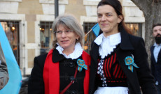 Népviseletben a tüntetésen