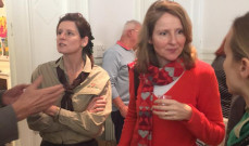 Jó kedélyű beszélgetés a "szeretet vendégség" alatt