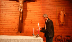 A Genfi Magyar Katolikus Misszió elnöke gyertyát gyújt az ima előtt