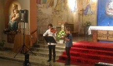 Csikós Csenge és Fredrik Fransson karácsonyi dalokat játszottak nekünk hegedűn.