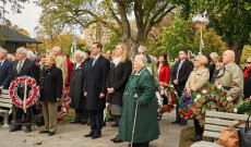 Koszorúzás a Budapest Parkban