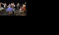 A Kálmán Magyar Trió és a Kodály Táncegyüttes tagjai, köztük a KCSP-s Bartha Zsófia