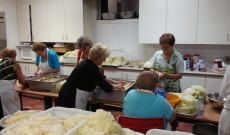 Eközben a konyhában lelkes önkéntesek készítették a töltött káposztát