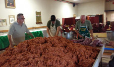 A máskor kultúrális programoknak otthonot adó nagyteremben 450 kg húst dolgoztak fel