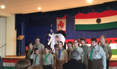 A montreáli cserkészek bevonulása és Licskó Szabolcs plébános beszéde nyitotta meg a megemlékezést. cserkészek