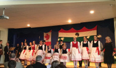 A Csillagszemű táncegyüttes fellépése. Csillagszeműek