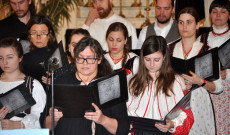 A Szent István Egyházközség Lant és Toll hagyományörző csoportjának előadása Passaicon.