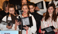 A Szent István Egyházközség Lant és Toll hagyományörző csoportjának előadása Passaicon.