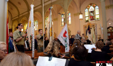 Az Egyesült Magyar Egyletek ernyőszervezet alá tartozó szervezetek zászlajaival vonultak be a cserkészek