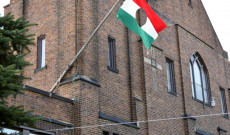 Lyukas magyarzászló a clevelandi Szent Imre templom oromzatán
