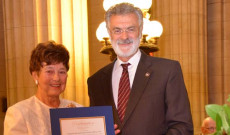 Elismerés átadása a clevelandi magyaroknak Cleveland város polgármesterétől