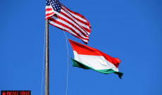 ... s mind eközben lobog a magyar zászló a clevelandi városházán az amerikai alatt