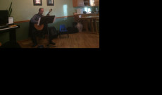 Szög Péter gitárművész karácsonyi koncertje a Könyvklubban