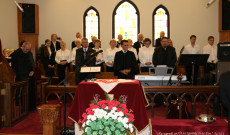 A szolgáló lelkészek, a Kodály kórus és a dicsőító zenekar (foto: Daniel Taylor)