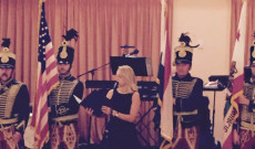 az est főszervezője Pataki Ildikó köszönti a vendégeket