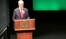 Széles Tamás Los Angeles-i főkonzul is beszélt az ünnepségen Széles Tamás Los Angeles-i főkonzul is beszélt az ünnepségen