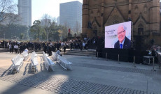 Gyászoló tömeg a St Mary's előtt gyászoló tömeg a St Mary's előtt