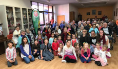 A Flemingtoni Magyar Iskola diákjai és a Szent Erzsébet Otthon lakói A Flemingtoni Magyar Iskola diákjai és a Szent Erzsébet Otthon lakói