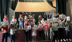 iskola, anyák napja, ünnepség, gyerekek, versmondás, jelenet, színpad