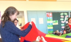 &quot;Piros kendő, pipipi, van alatta valaki! Kukucs&quot;