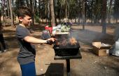 Ez a kisfiú abszolút szakértője a grillezésnek Szukkóti piknik a Ben Semen-i erdőben