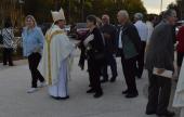 Duca püspök beszélget a gyülekezet tagjaival a templom előtti téren - én is megköszöntem neki a szolgálatot Duca püspök beszélget a gyülekezet tagjaival