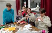 A gyerekek a kézműves programon