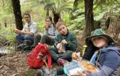 Erdei ebéd a Yarra folyó partján cserkész, ausztráliai magyar cserkészek, túra, Melbourne-i magyarok, portya, erdő