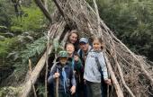 Mosolygós cserkeszek csoportképe egy menedékbe húzodva cserkész, ausztráliai magyar cserkészek, túra, Melbourne-i magyarok, portya, erdő