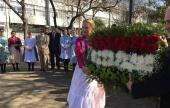 Szánthó György és Tar Krisztina koszorút helyez el a santiagói magyar emlékmű lábánál KCSP, néptánc