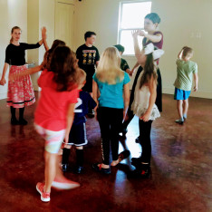 Néptánc tanulás az austini magyar iskolában