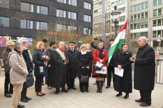 Koszorúzás Bessenyei György szobránál